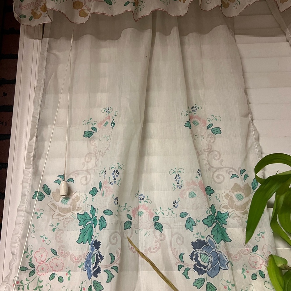 Advantage 1960 curtains four panels for raffles.